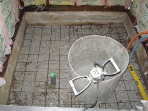 8月7日土間コン打設中 (3)